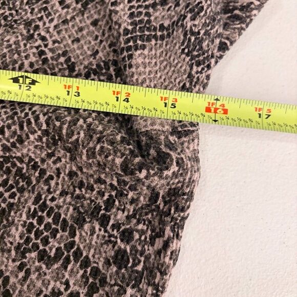 Lucky Brand T-Shirt Women's Medium Snake Print Long Sleeve V-Neck Printed Top - Picture 9 of 9